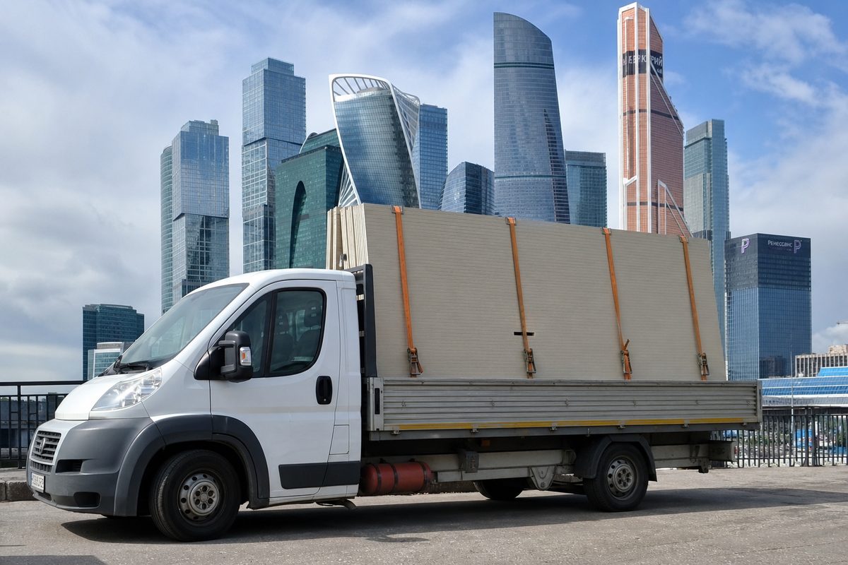 Доставка HPL по Москве Грузовик с HPL-панелями на фоне Москва-Сити